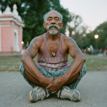 Instructor guiando clase de yoga para mayores
